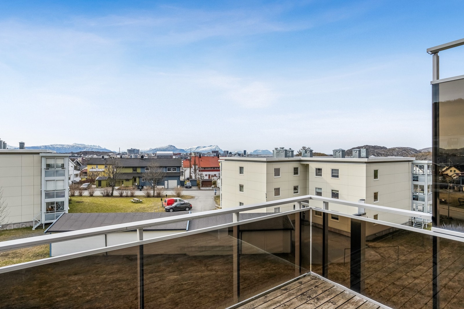 Balkongen har god plass til en sittegruppe for å nyte utsikten. Galleribilde