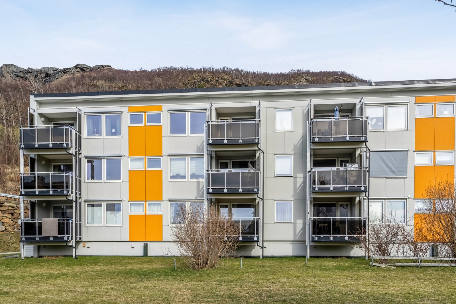 Byggets fasade med balkonger. Galleribilde