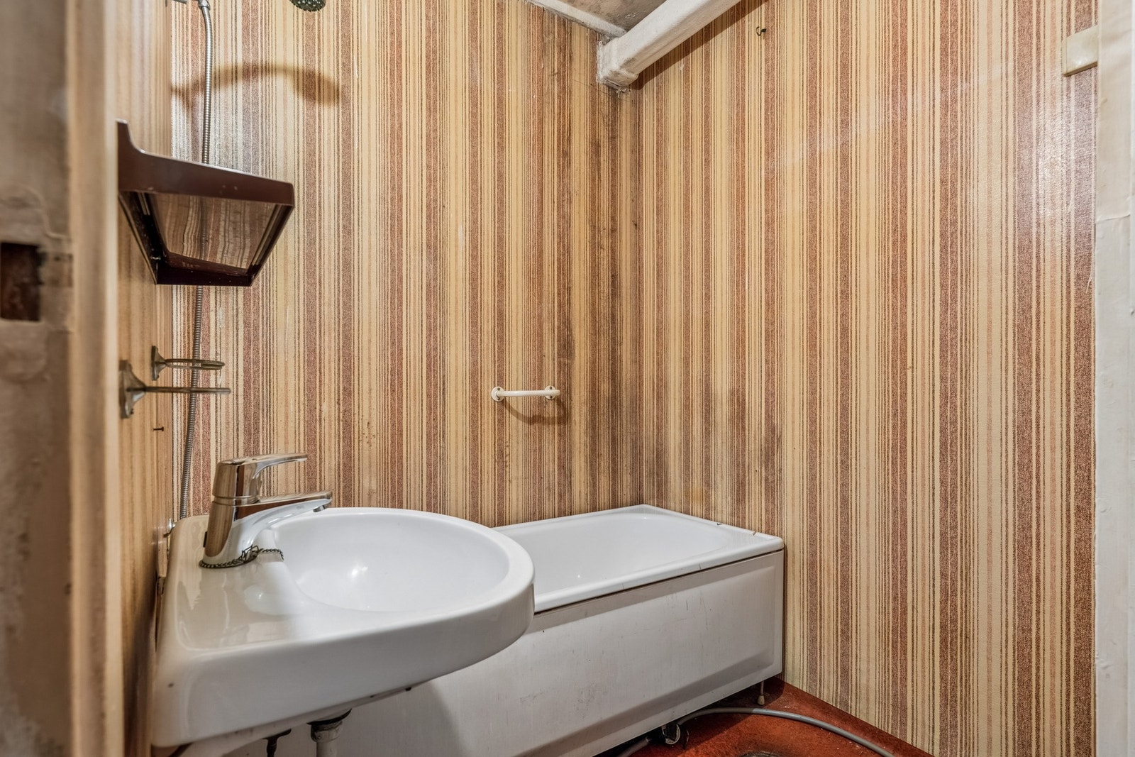 Badet er utstyrt med servant og badekar med dusjmulighet. Galleribilde
