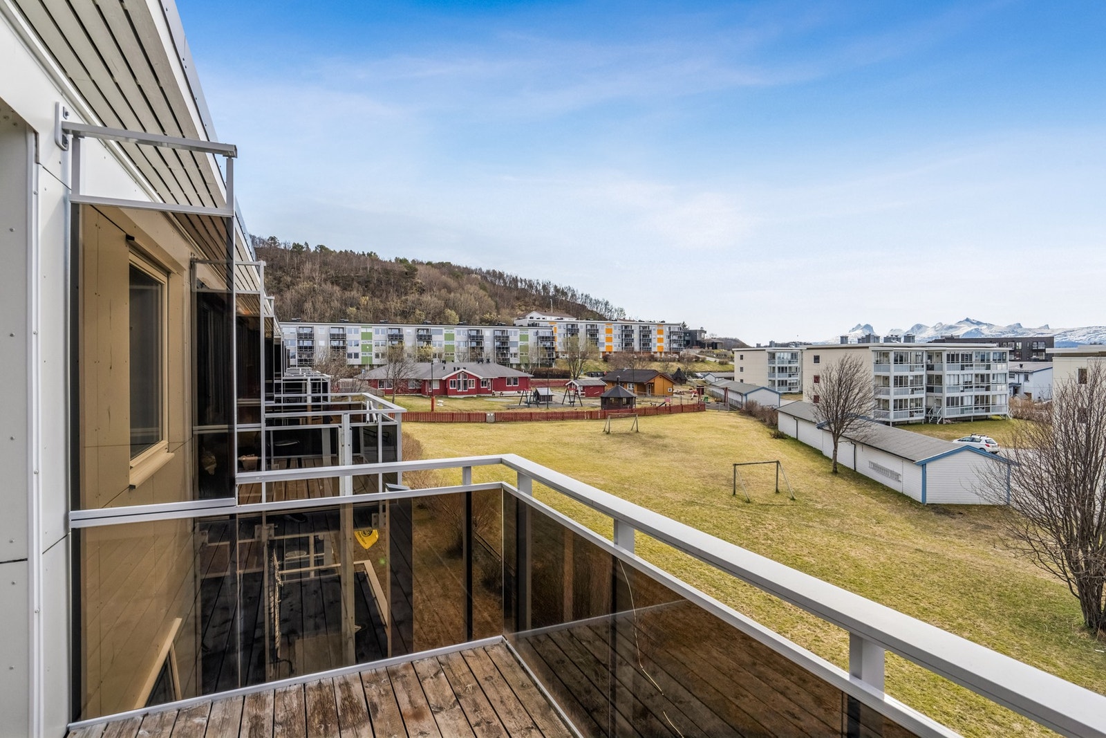Utsikt fra balkongen mot fellesarealer og lekeplass. Galleribilde