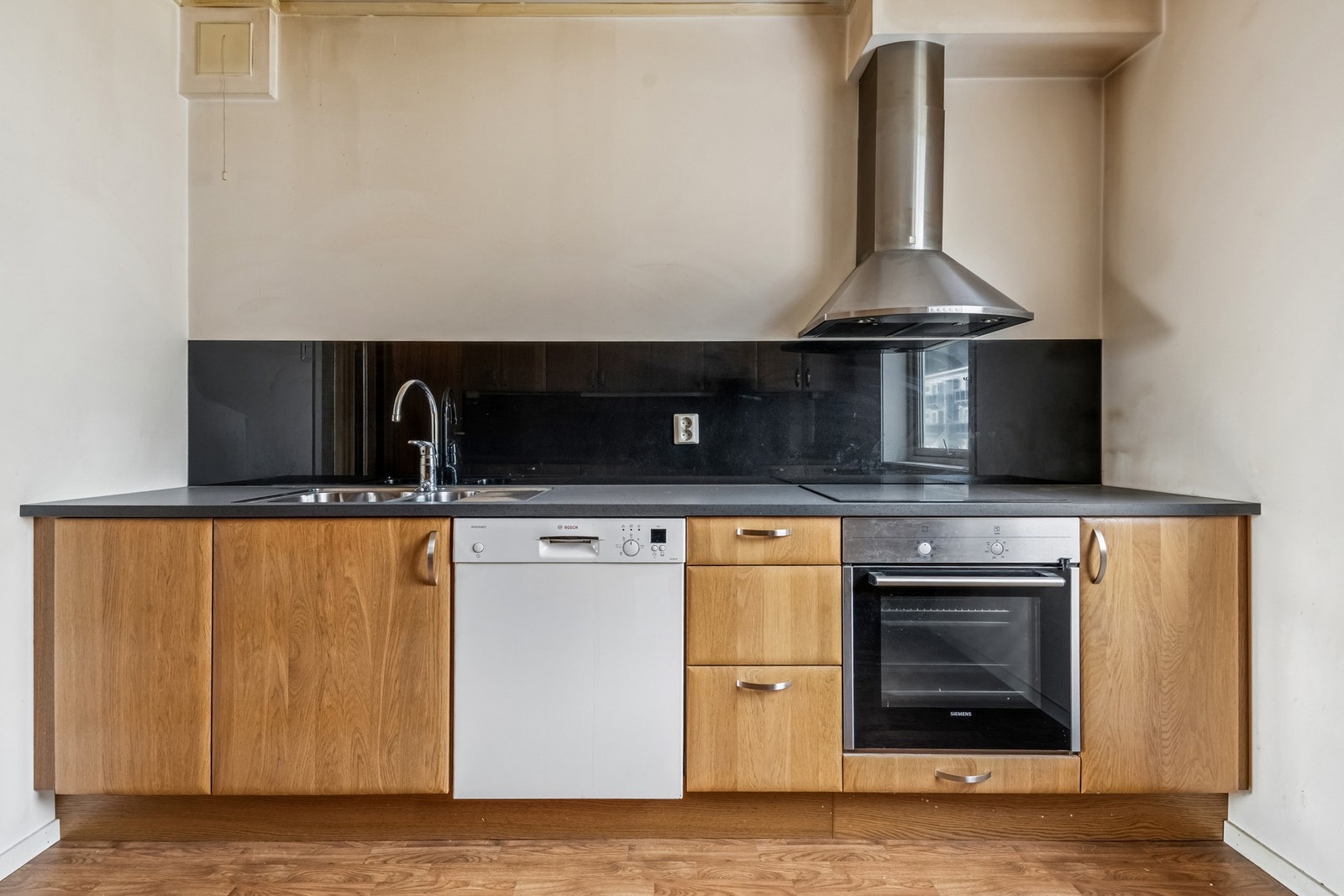 Kjøkkeninnredningen har laminat benkeplate, og det er opplegg for oppvaskmaskin. Galleribilde