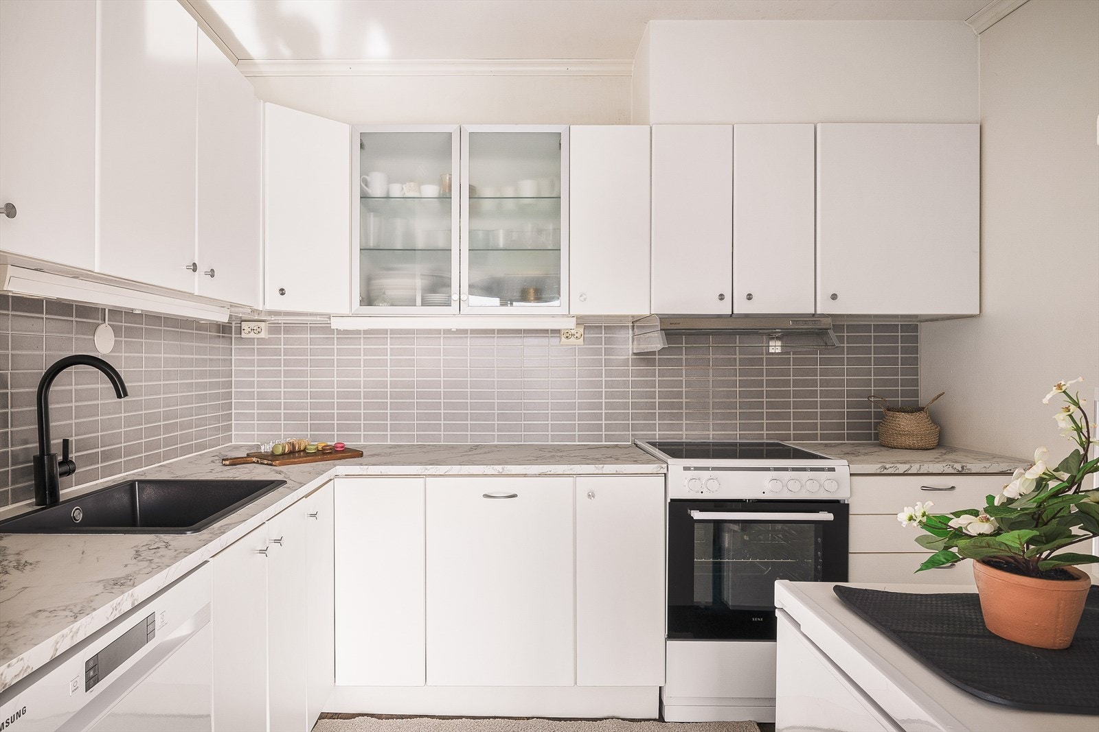 Kjøkkenet er lyst og tidløst fra IKEA. | Merk deg den lekre benkeplaten! Galleribilde
