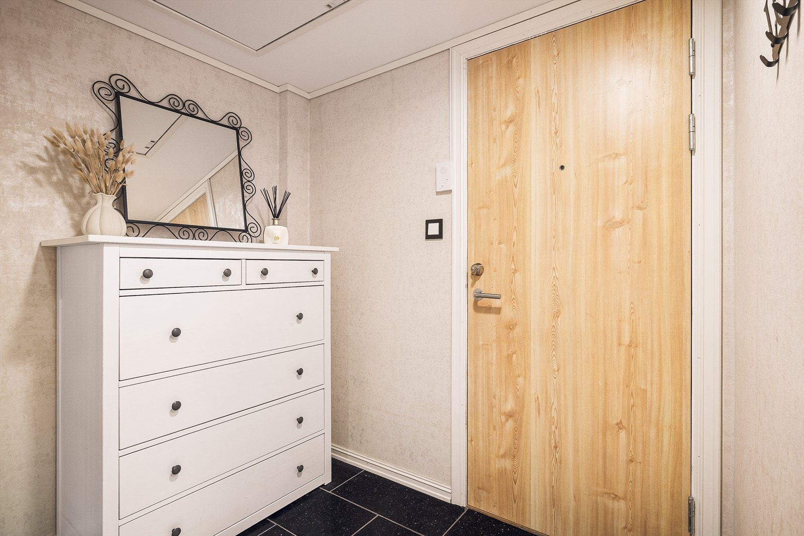 Du blir ønsket velkommen inn i en hyggelig entré. Galleribilde