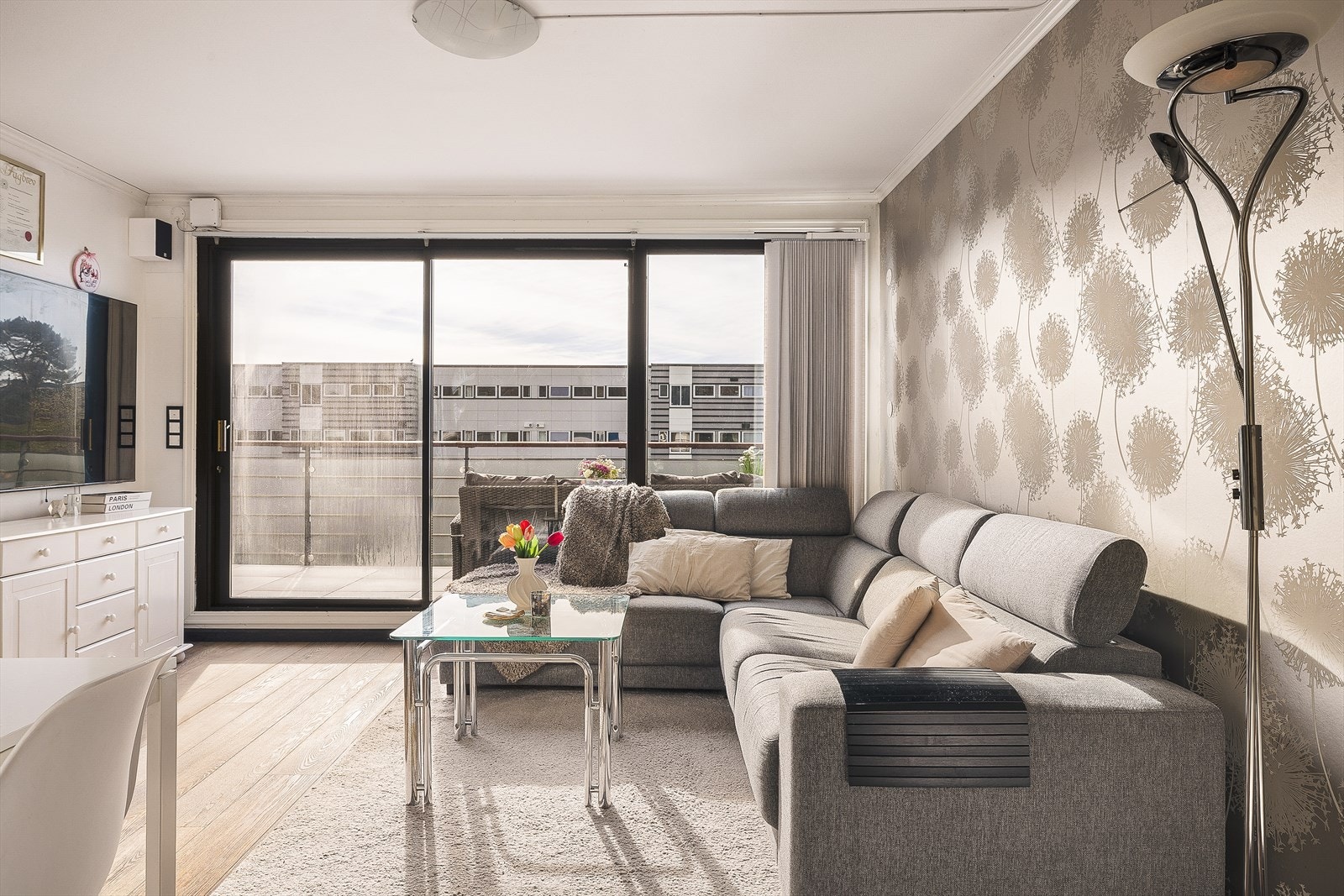 En innbydende og flott leilighet med kort vei til blant annet kollektivtransport, dagligvarebutikker, vestkanten, sentrum og flotte turområder. Galleribilde