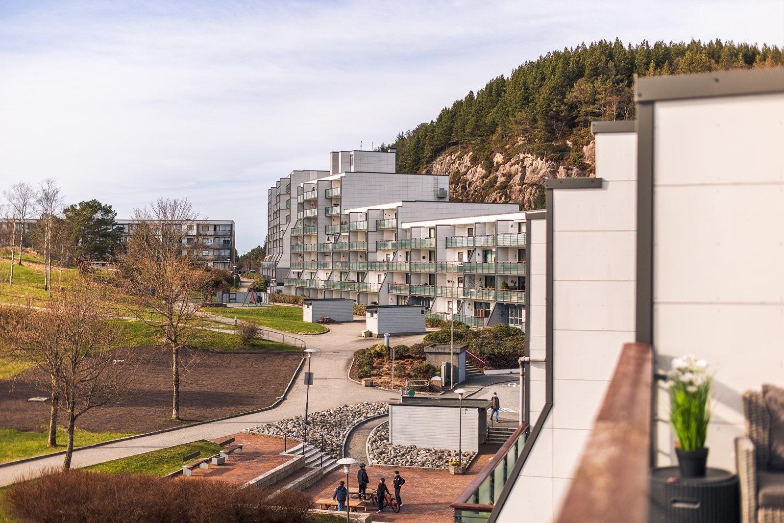 Det er ca. 5 minutters kjøring til Vestkanten kjøpesenter. Her har man alt av fasiliteter og servicetilbud som treningssenter, cafeer, restauranter, bank, post, butikker og vinmonopol, i tillegg til Iskanten og badeland. Galleribilde