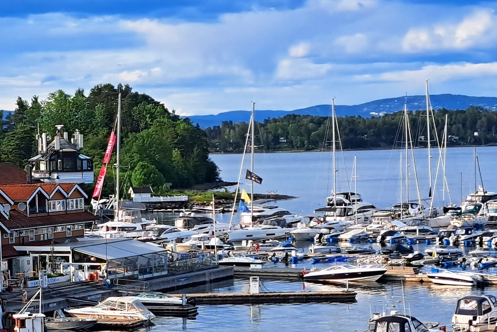 Vollen Marina har plass til mange gjester som kommer sjøveien, og man kan også fylle drivstoff til båten her Galleribilde