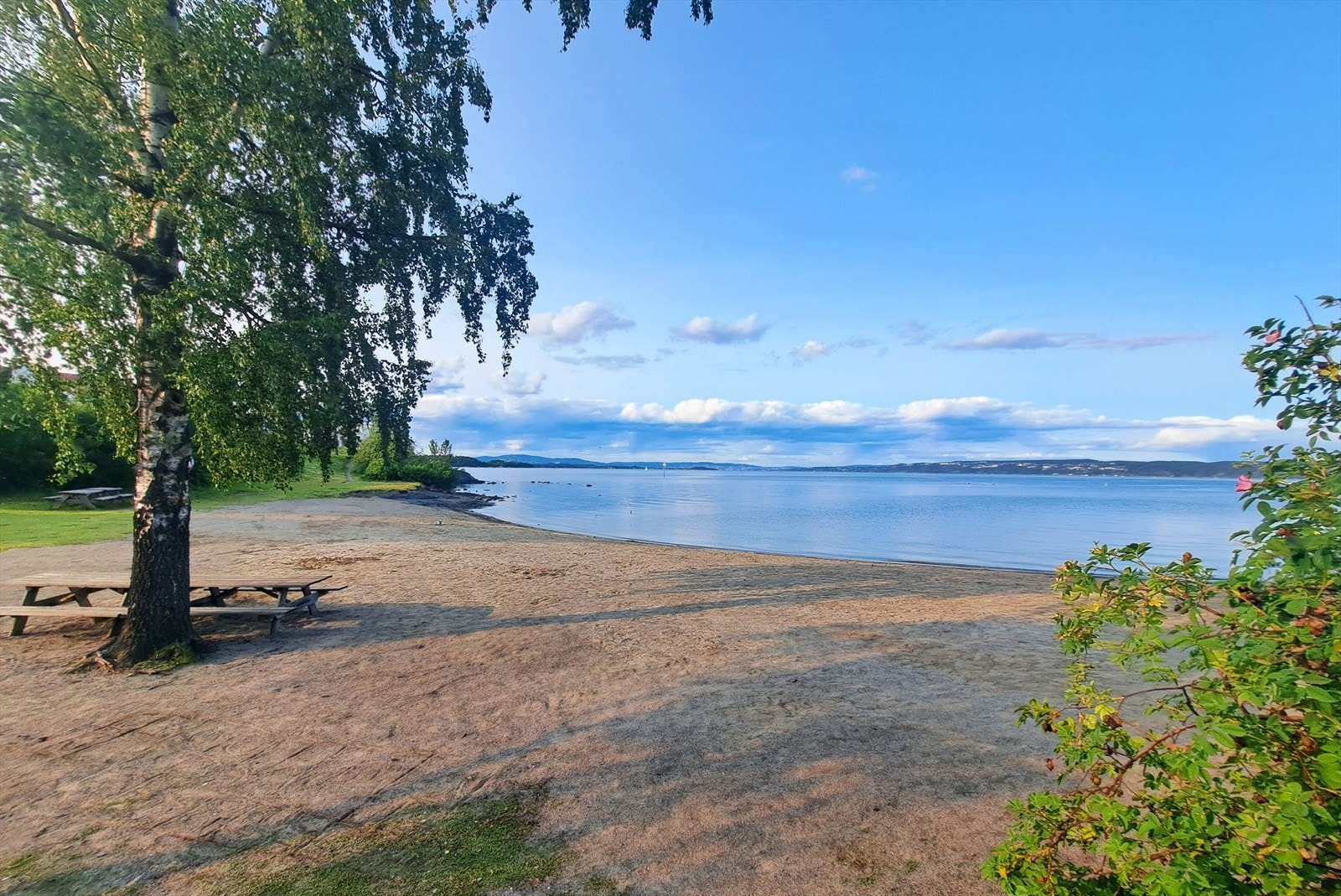 Rett ved Vollen sentrum ligger det også en flott badestrand, med iskiosk, frisbeegolf og flotte turmuligheter langs sjøen. Oslofjordmuseet ligger også her Galleribilde