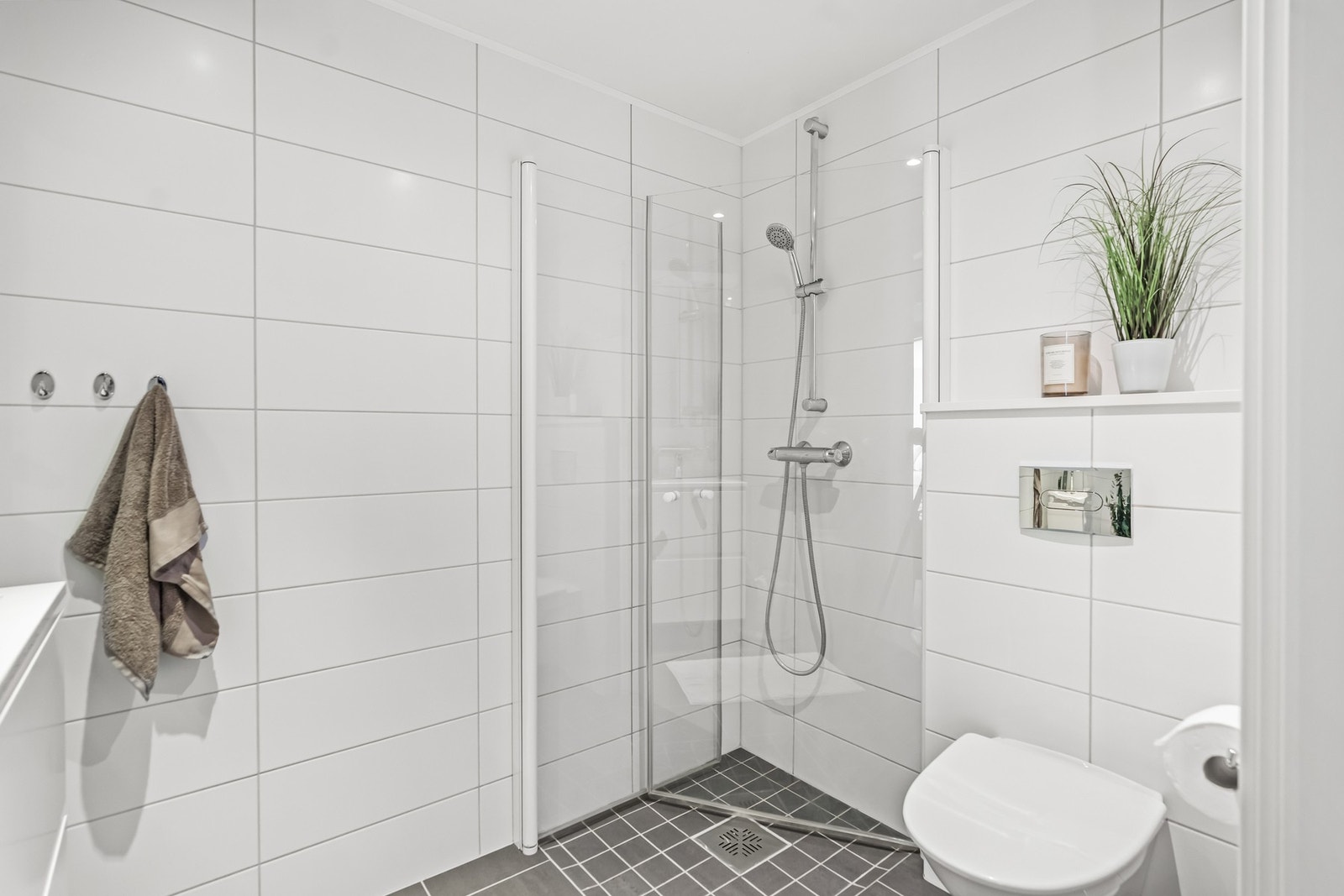 Dusjløsning med god plass og praktisk utforming. Galleribilde