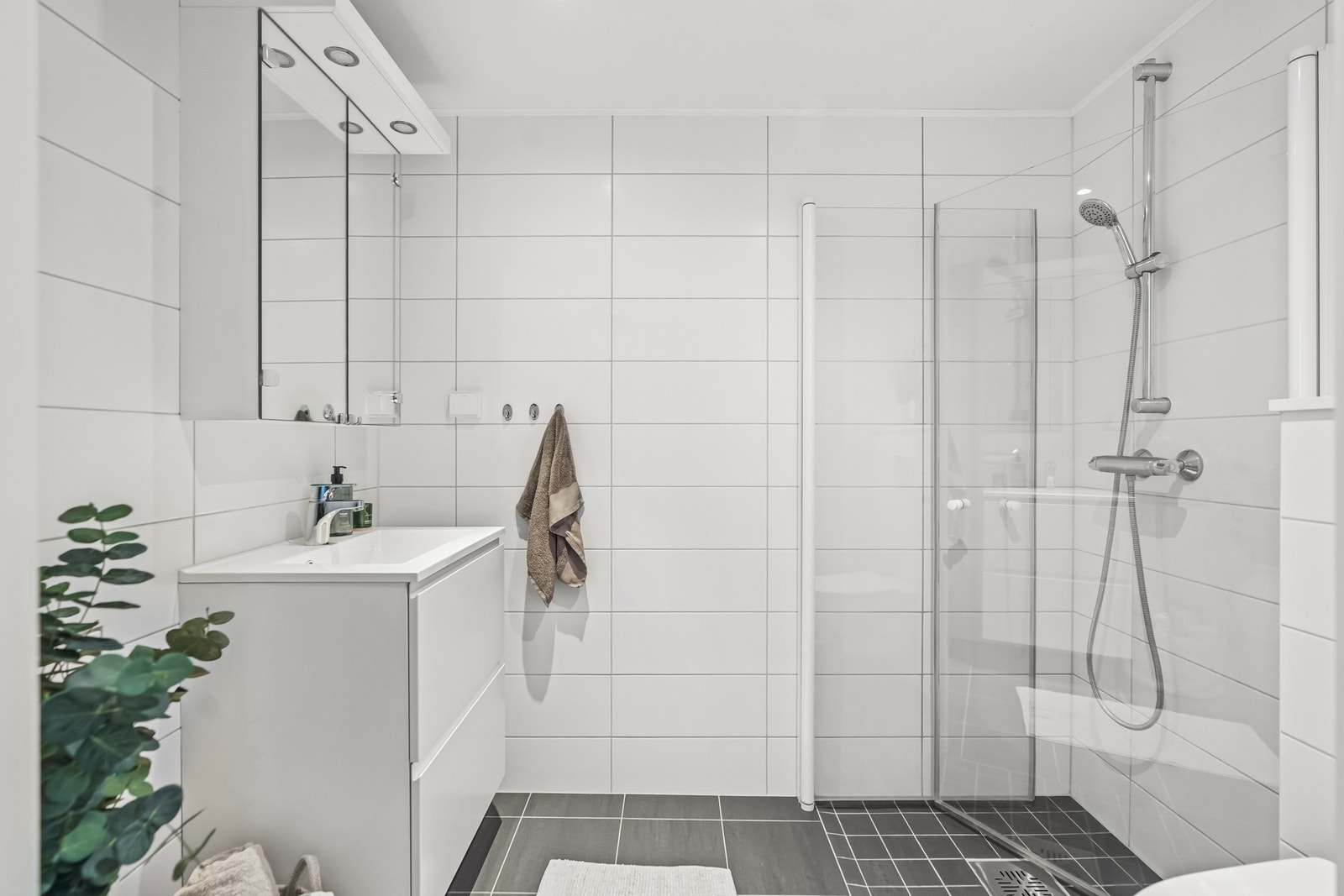 Servantskap med oppbevaringsmuligheter gir et ryddig og oversiktlig bad. Galleribilde