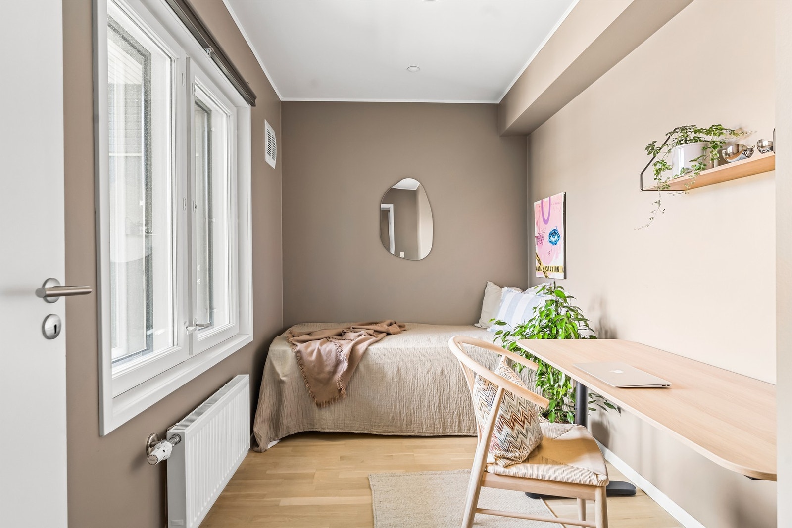 Et rolig og behagelig rom som egner seg godt som sove- eller gjesterom. Galleribilde