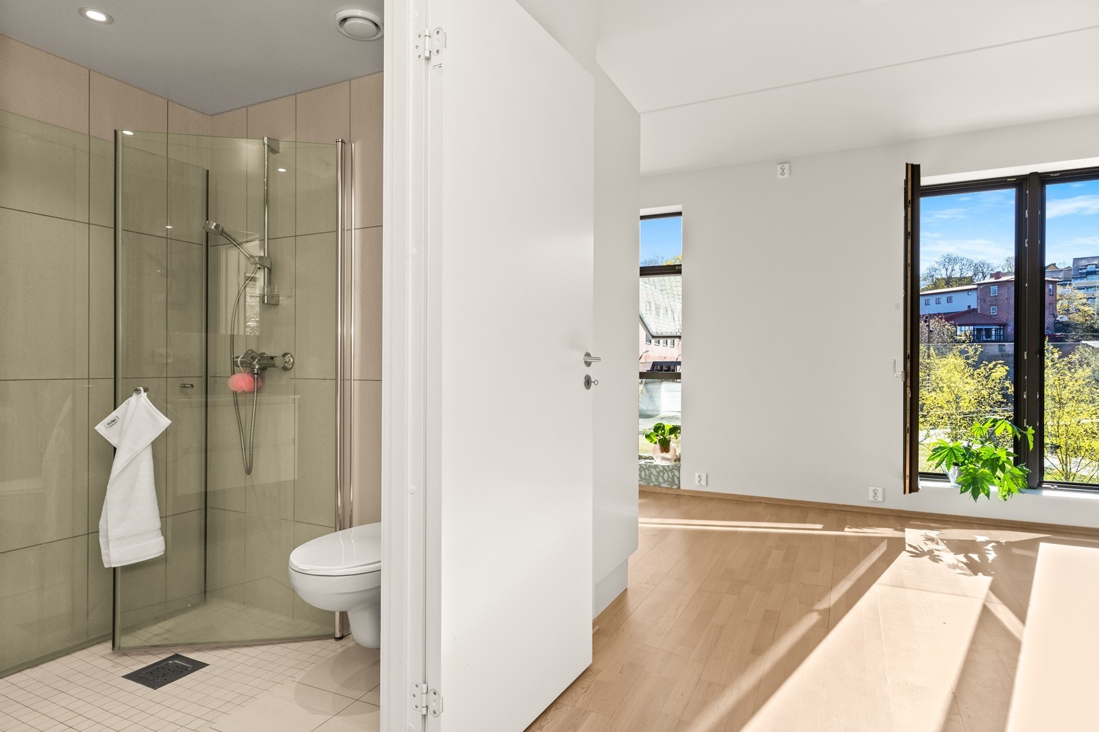 Badet er helfliset og har, i likhet med resten av leiligheten, vannbåren gulvvarme. Galleribilde