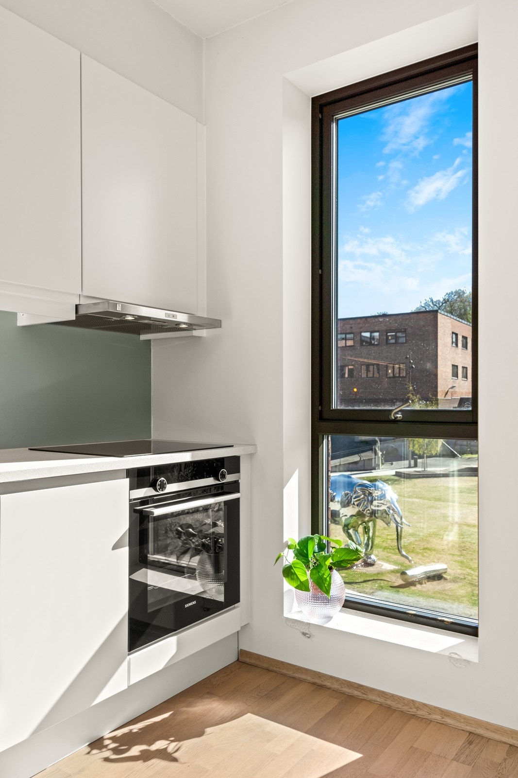 Kjøkkenet har laminat benkeplate og mekanisk avtrekk over kokesonen via det balanserte ventilasjonsanlegget. Galleribilde