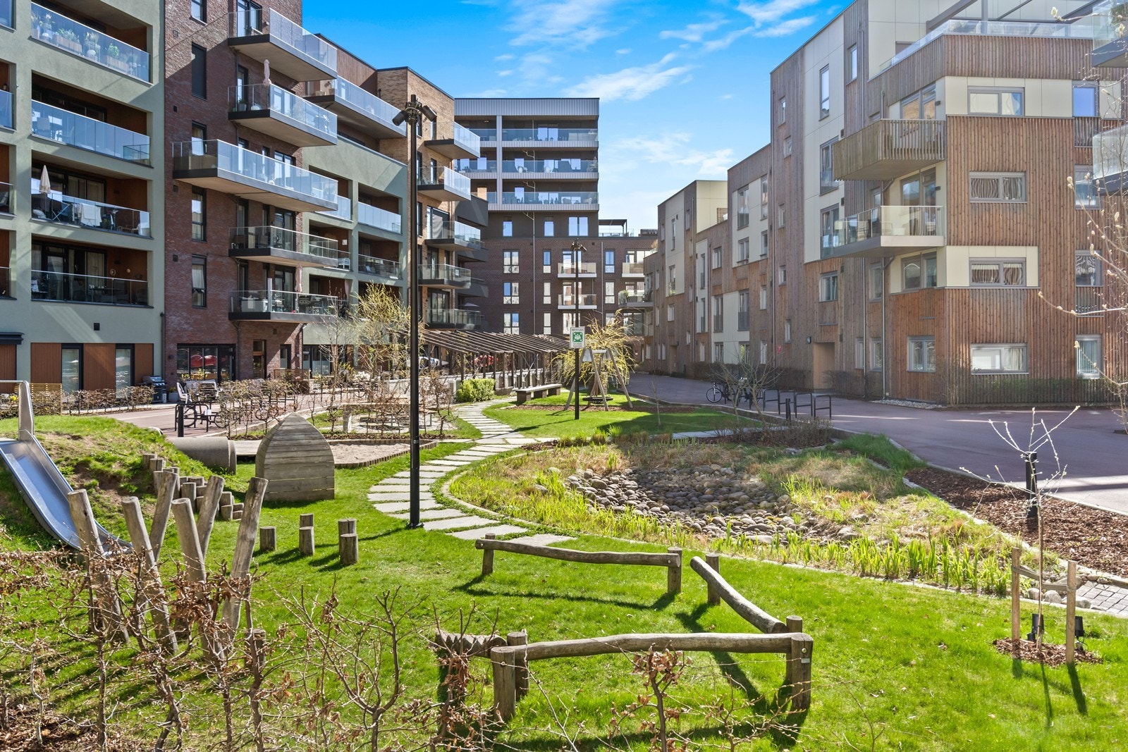 Sameiets fellesområder er flott opparbeidet med lekeplass og sittegrupper. Galleribilde