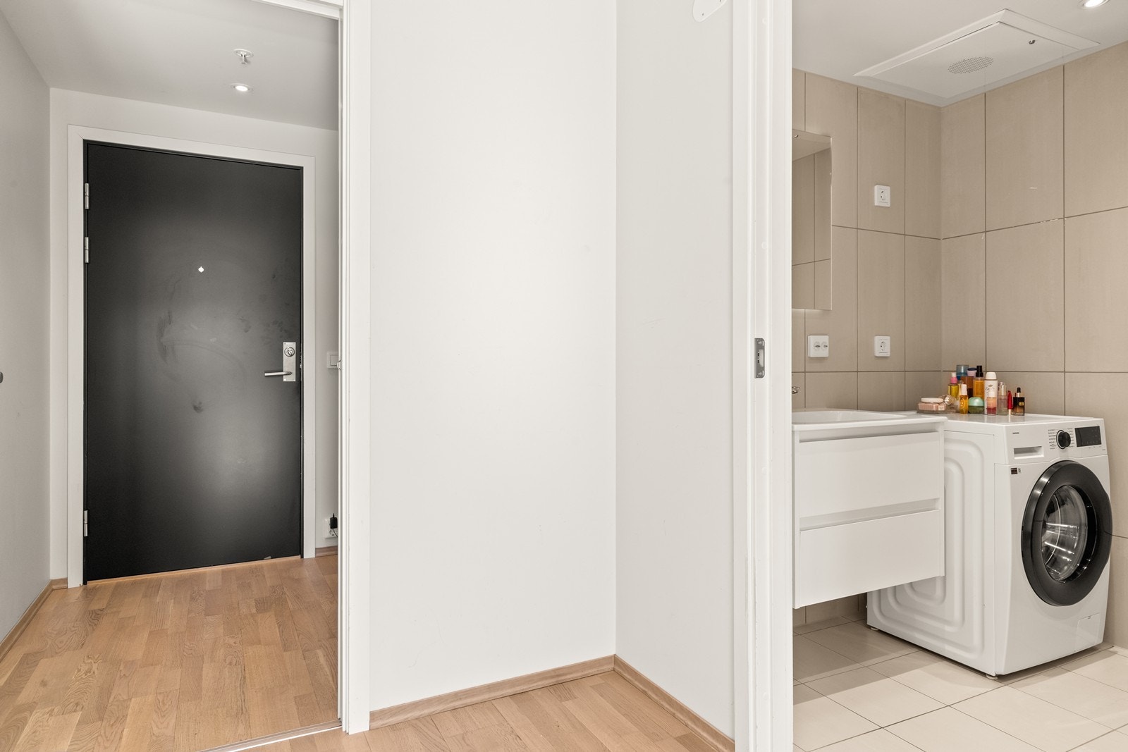 Fra gangen er det inngang til badet, som er praktisk utstyrt med opplegg for vaskemaskin. Galleribilde