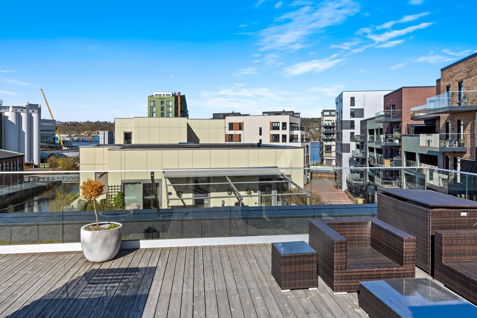 Sameiet har en stor, felles takterrasse med utsikt over kanalen. Galleribilde