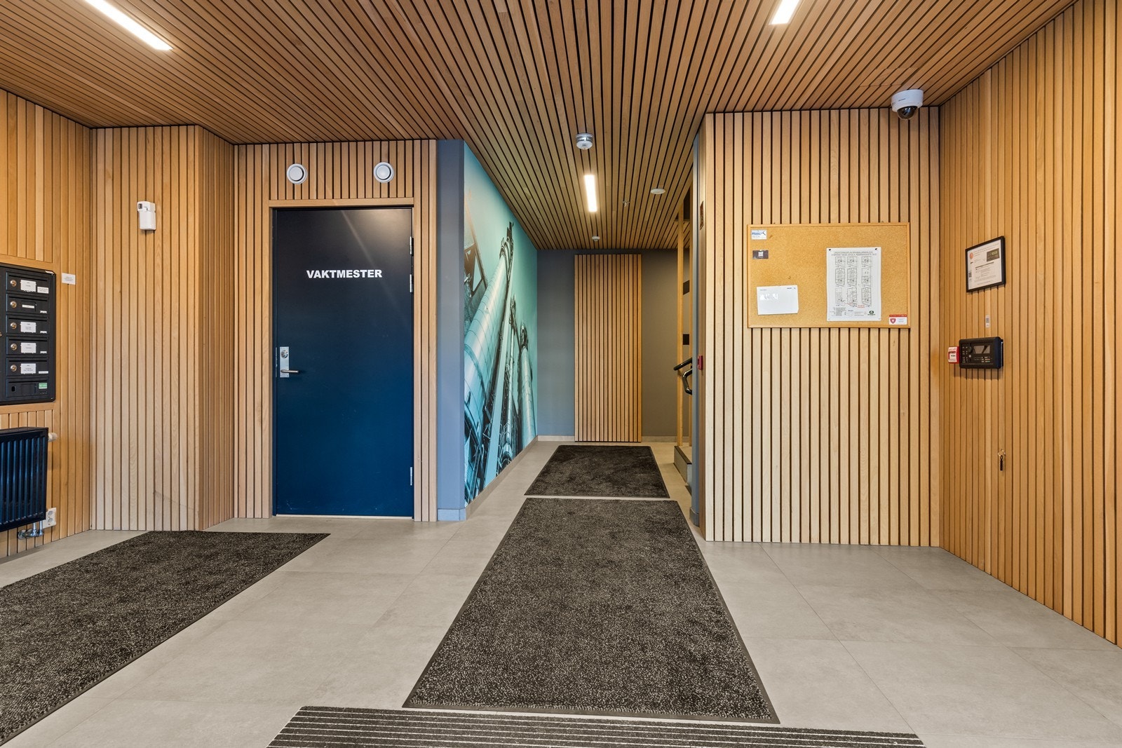 Fellesarealene er representative med moderne materialvalg som spilekledning i tre. Galleribilde