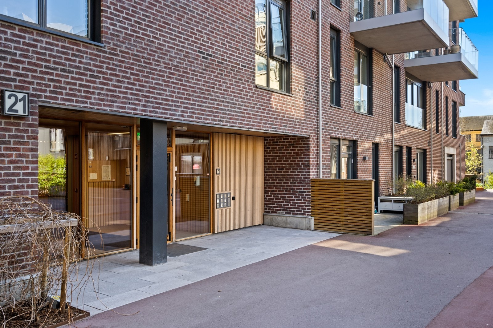 Bygget fra 2019 har en moderne fasade med en kombinasjon av tegl og spiler i tre. Galleribilde