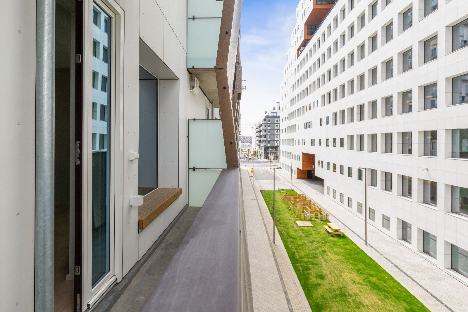 Leiligheten har en fin balkong med innebygd sittebenk. Galleribilde