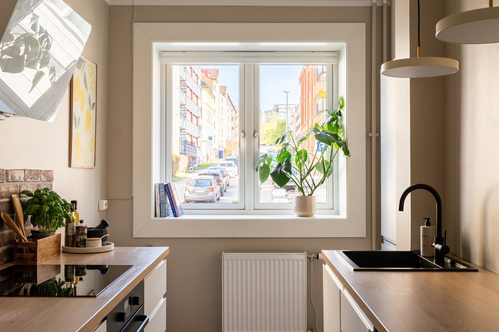 Kjøkkenet byr på gode arbeidsflater og oppbevaringsmuligheter. Vinduet slipper inn rikelig med naturlig lys. Galleribilde