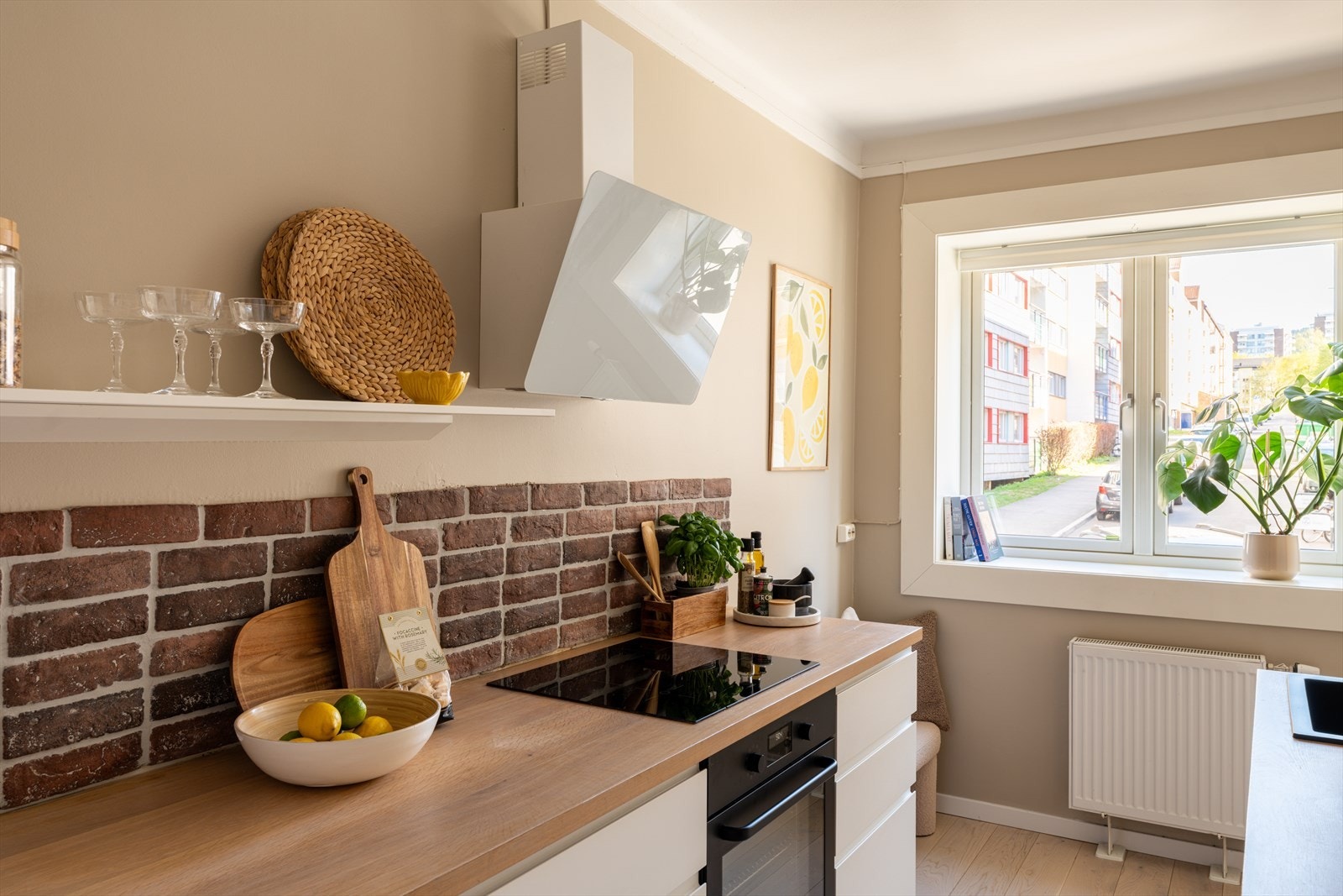 Kjøkkenet ligger i et eget rom, og fremstår moderne og funksjonelt. Innredningen fra 2016 har glatte fronter og en varm benkeplate i tre som gir et stilrent uttrykk. Galleribilde