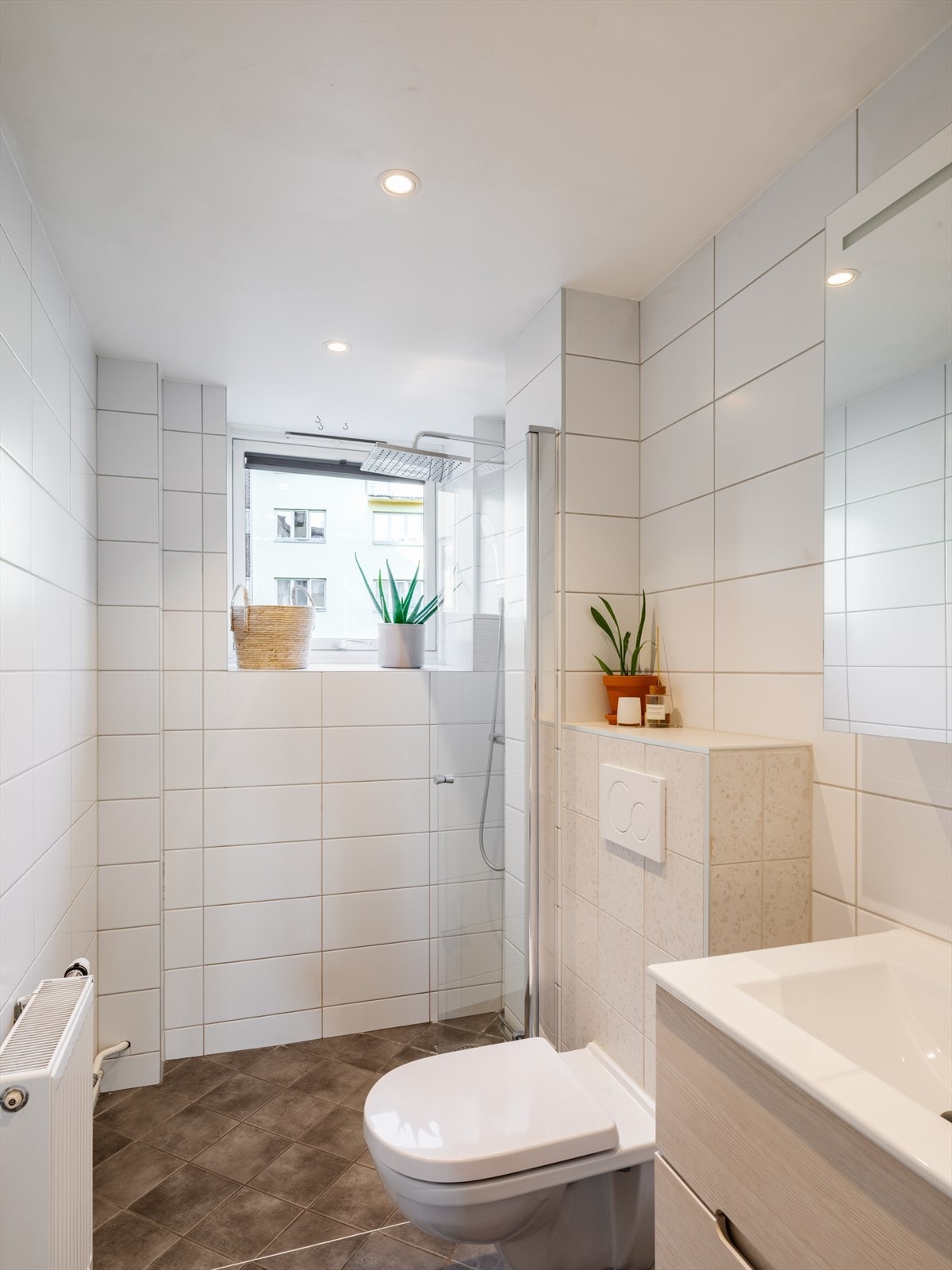 Badet er oppgradert i 2024 og fremstår moderne og funksjonelt. Oppgraderingen inkluderer nytt vegghengt toalett, ny dusjløsning og speilskap med integrert stikkontakt. Galleribilde