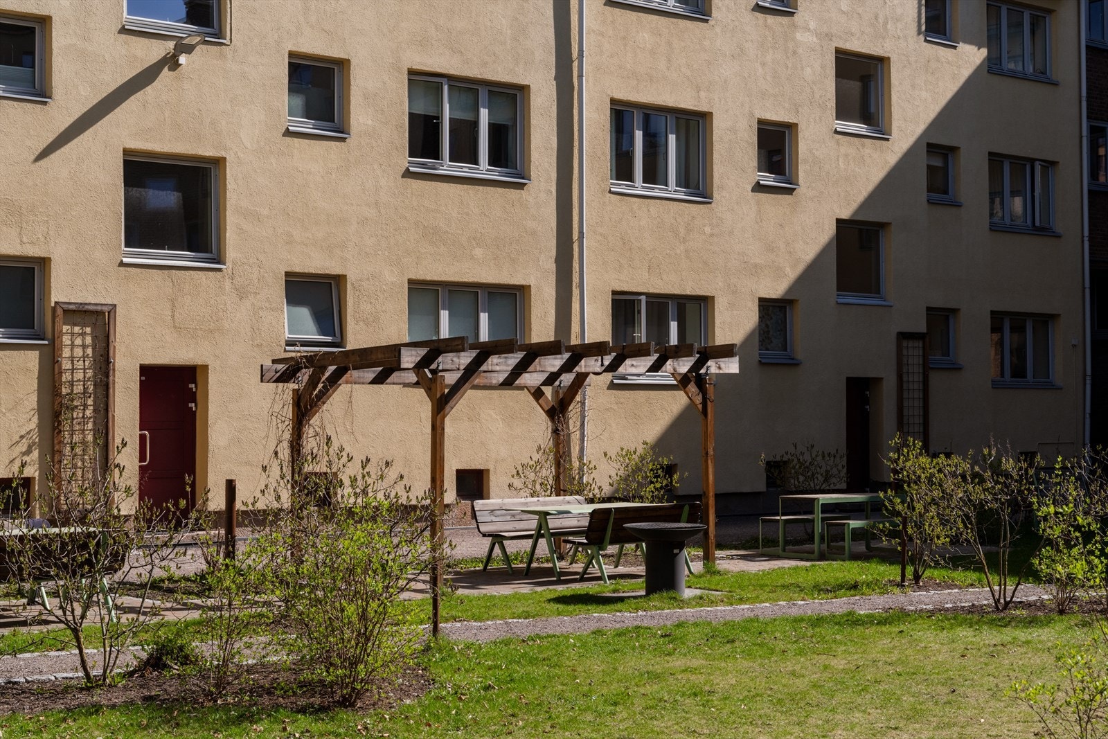 I bakgården finner du sittegrupper og felles grill, et perfekt sted for sosiale sammenkomster med gode solforhold. Galleribilde
