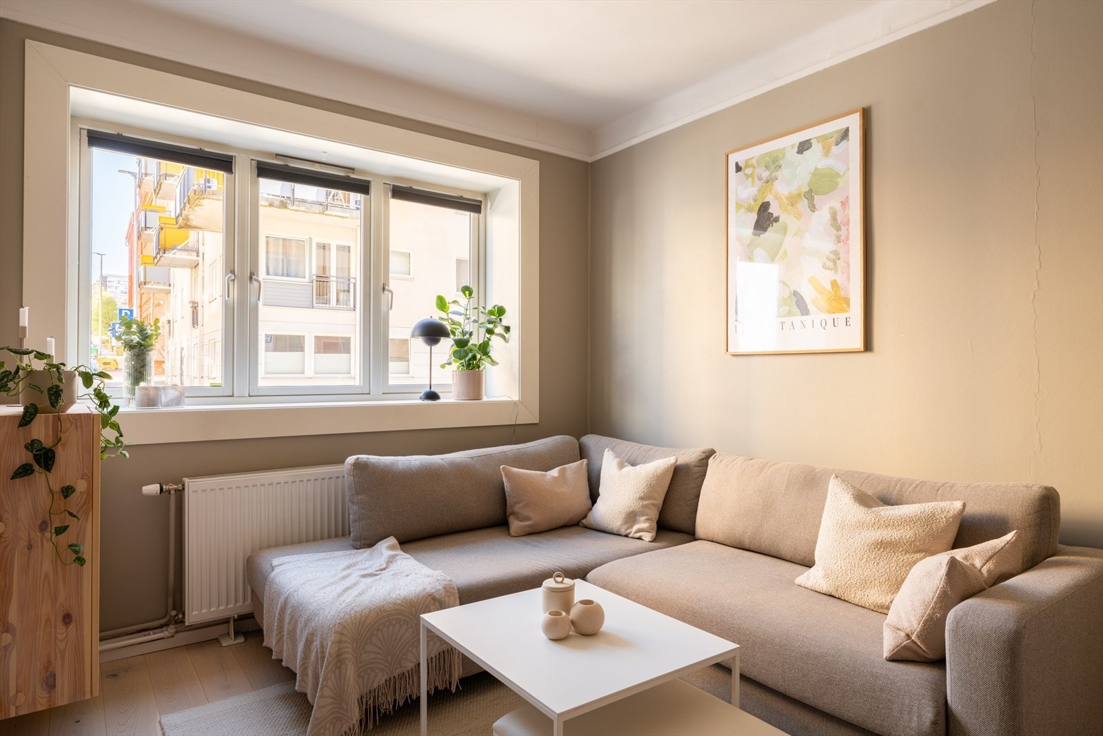 Store vinduer med isolerglass fra 2017 slipper inn rikelig med naturlig lys og bidrar til leilighetens lyse og gjennomgående karakter. Galleribilde