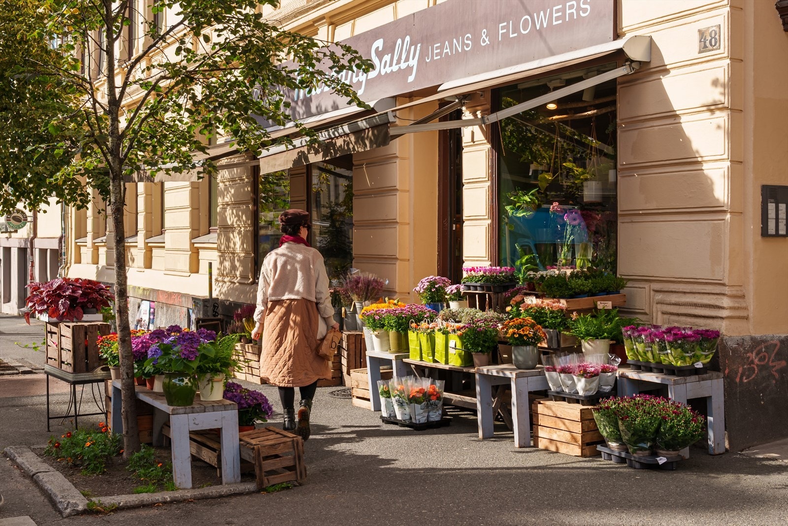 Nærområdet byr på et rikt utvalg av lokale butikker og tjenester, som bidrar til en enkel og bekvem hverdag. Galleribilde
