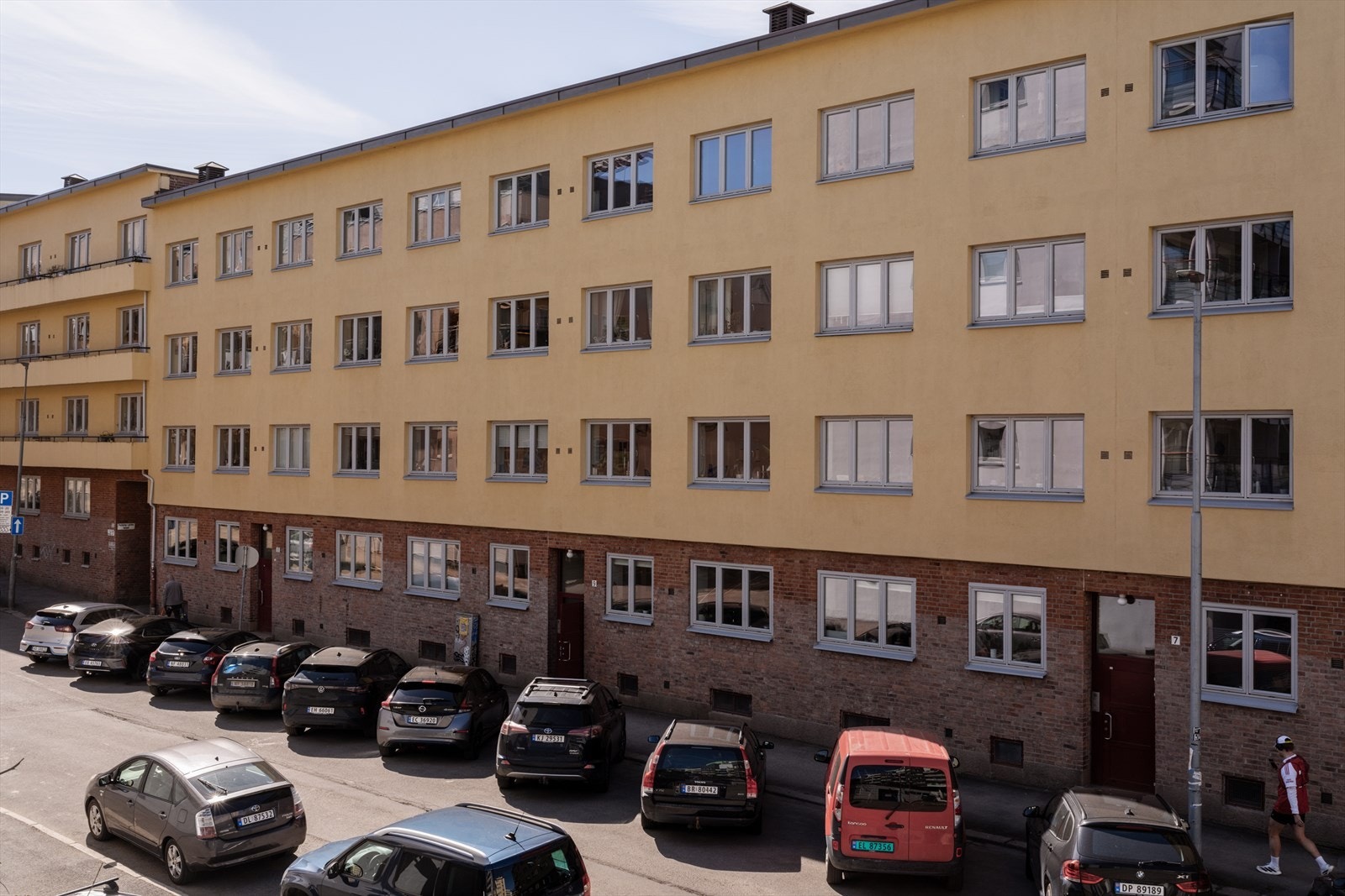 Bygningen fra 1933 har fasade av teglstein og malt puss, og ligger i en lite trafikkert sidegate. Galleribilde