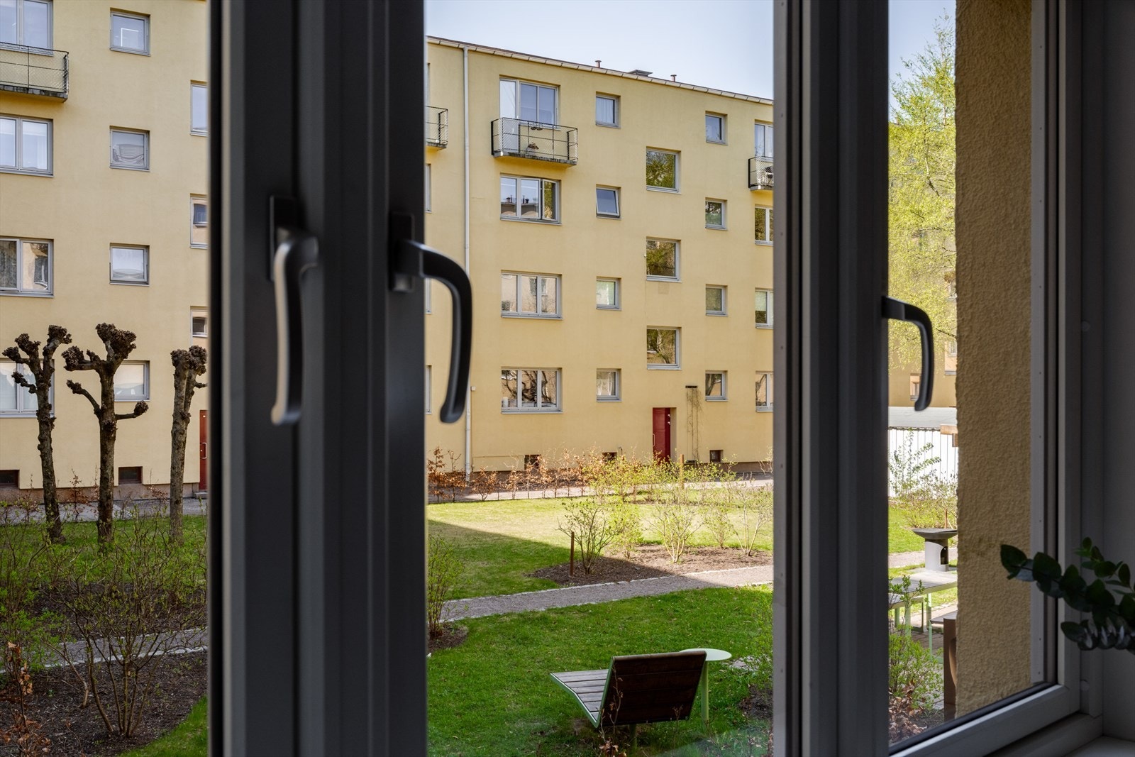 Utsikt mot en av aksjelagets tre bakgårder, som tilbyr et skjermet og rolig fellesområde. Galleribilde