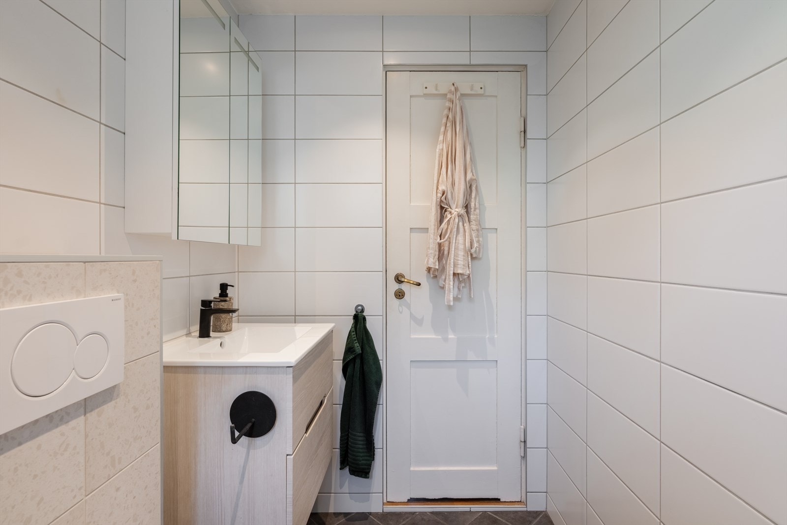 Badet har flislagte overflater og varmekabler i gulv, som gir god komfort. Galleribilde