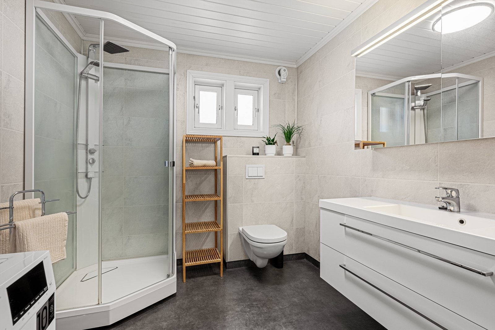 Badet er oppgradert i 2017 og fremstår moderne og funksjonelt, med belegg på gulv med varmekabler og Fibo Trespo våtromsplater på vegger. Galleribilde