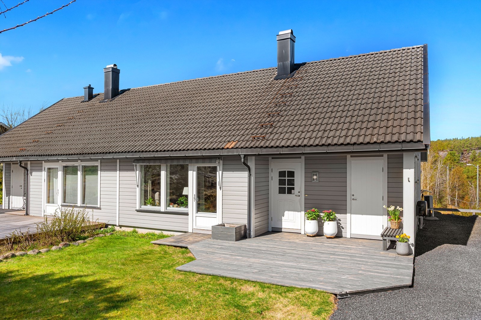 Integrert utebod har utvendig adkomst. Her finner du varmtvannsbereder og sikringsskap, det er i tillegg god plass til oppbevaring. Galleribilde