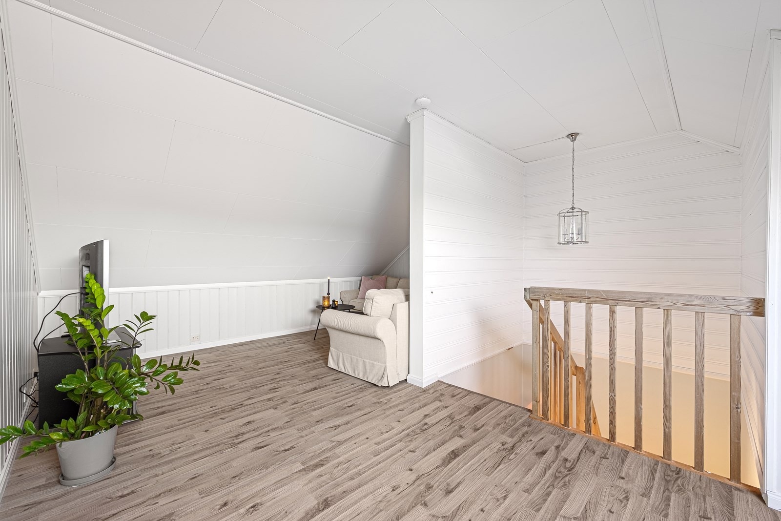 I 2. etasje er det loftstue med nytt takvindu, to gode soverom samt kott med lagringsplass. Galleribilde