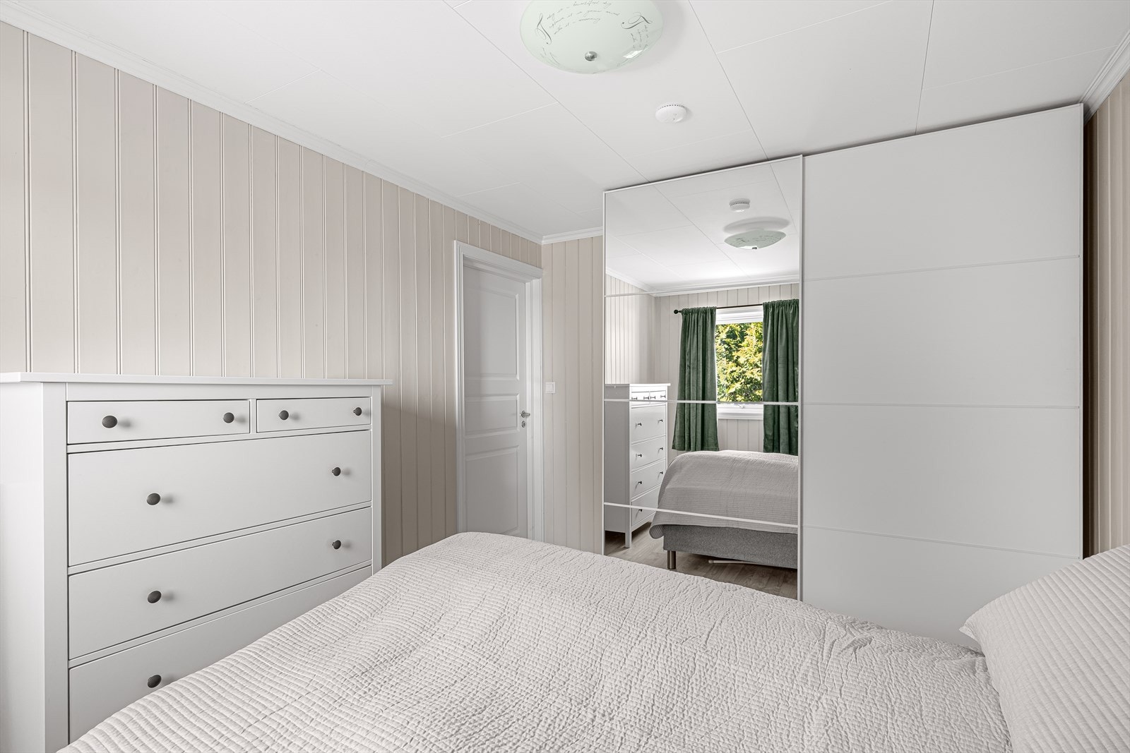 Soverommet på hovedplan er pusset opp i 2015 og fremstår lyst og romslig, med skyvedørsgarderobe og god plass til dobbeltseng. Galleribilde