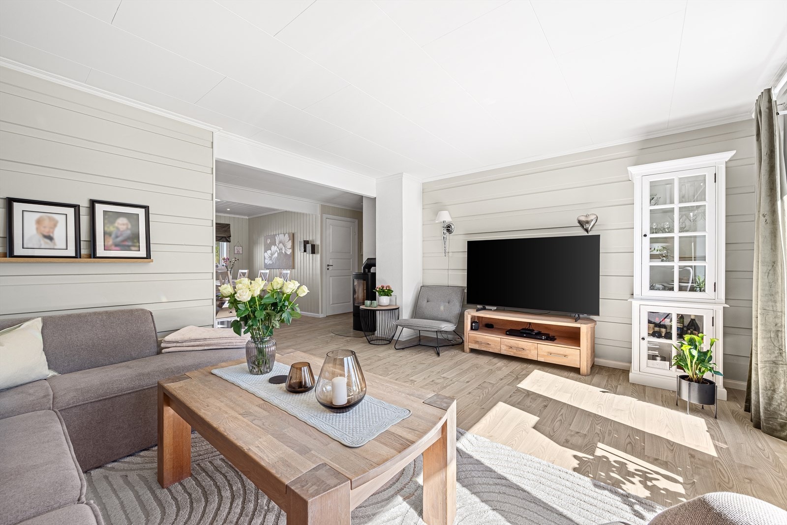 Stuen har vedovn (Contura) satt inn i 2023, samt varmepumpe fra ca. 2021 (nylig hatt service). Dette gir god varme og komfort gjennom året. Galleribilde