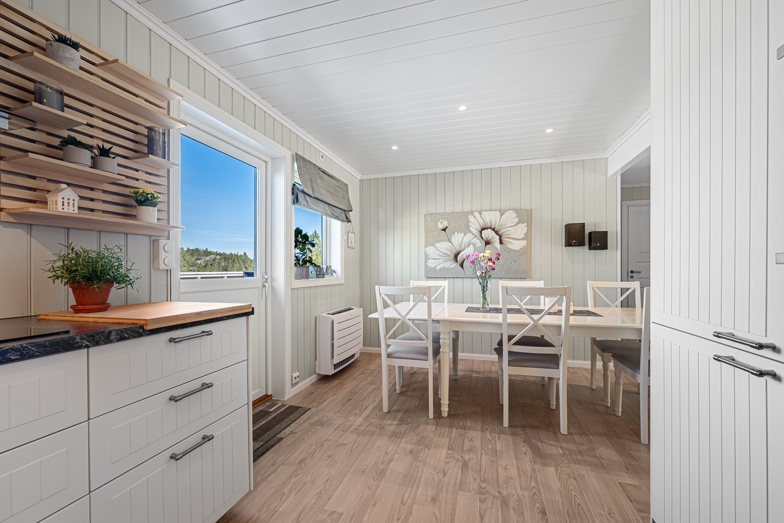Her er det også naturlig plass til spisebord og utgang til nordvestvendt terrasse med gode solforhold. Galleribilde