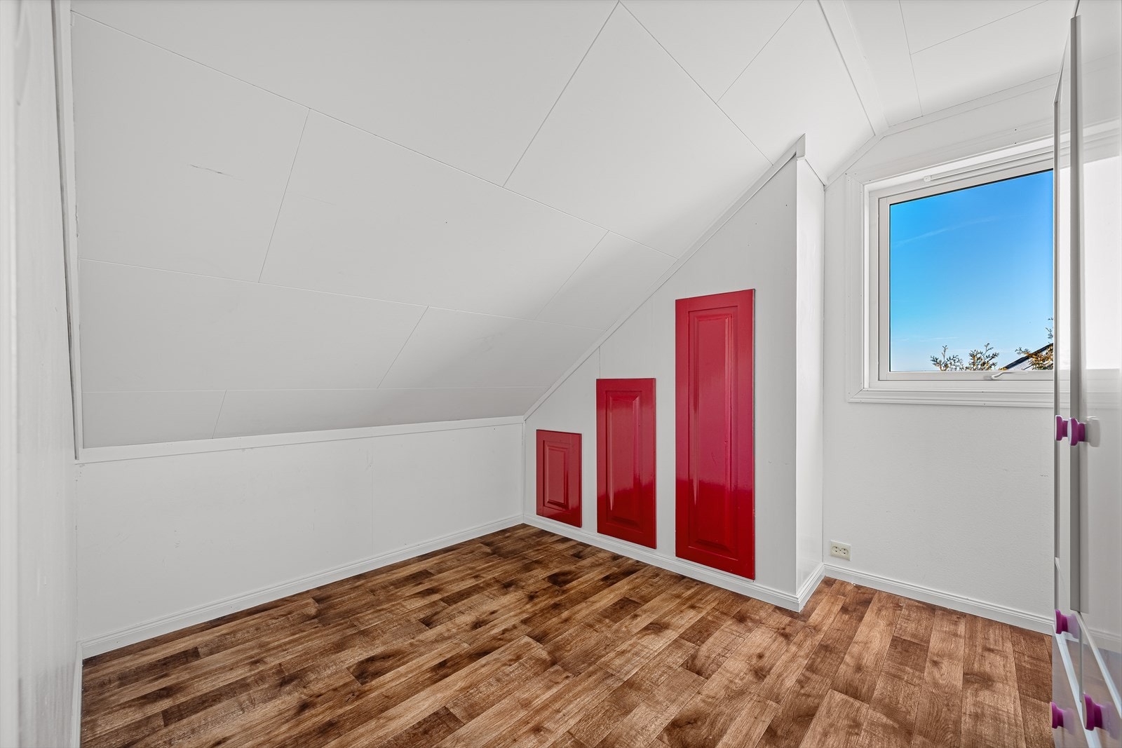 Det ene soverommet har plassbygde garderobeskap. Galleribilde