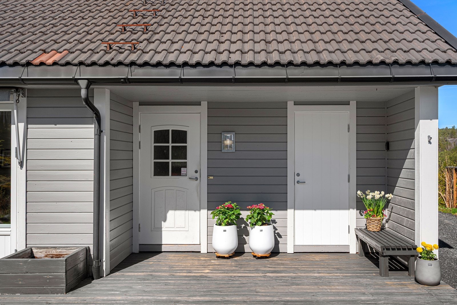 Fra overbygd inngangsparti kommer du inn i vindfang og gang. Galleribilde