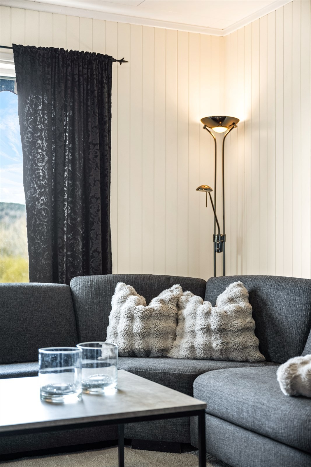 Vegger med malt trepanel gir rommene en klassisk karakter. Galleribilde