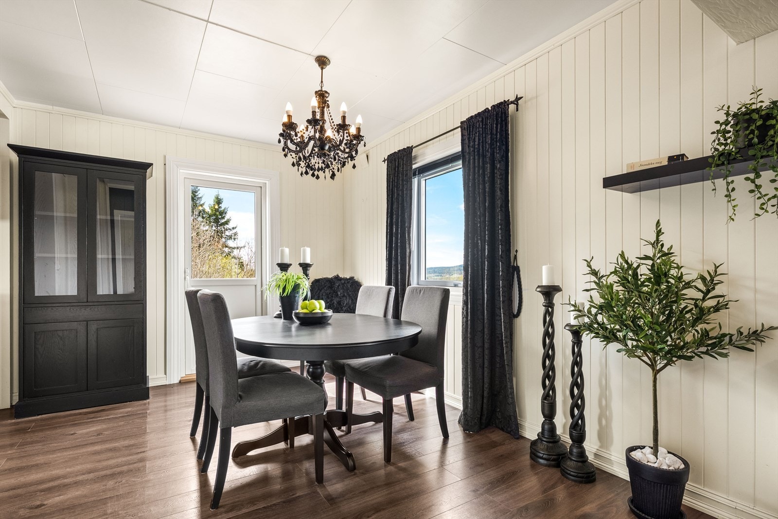 Utgangen til terrassen fra spisestuen visker ut skillet mellom inne og ute på sommerstid. Galleribilde