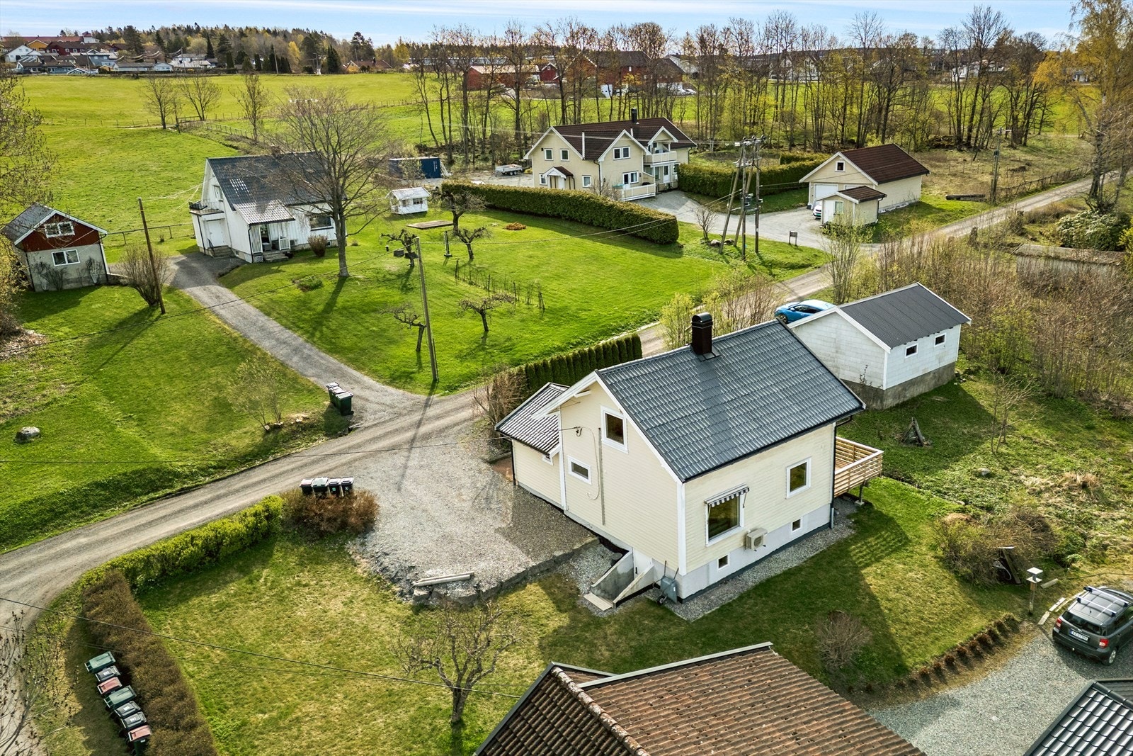 Området er preget av spredt eneboligbebyggelse og landlige omgivelser. Galleribilde