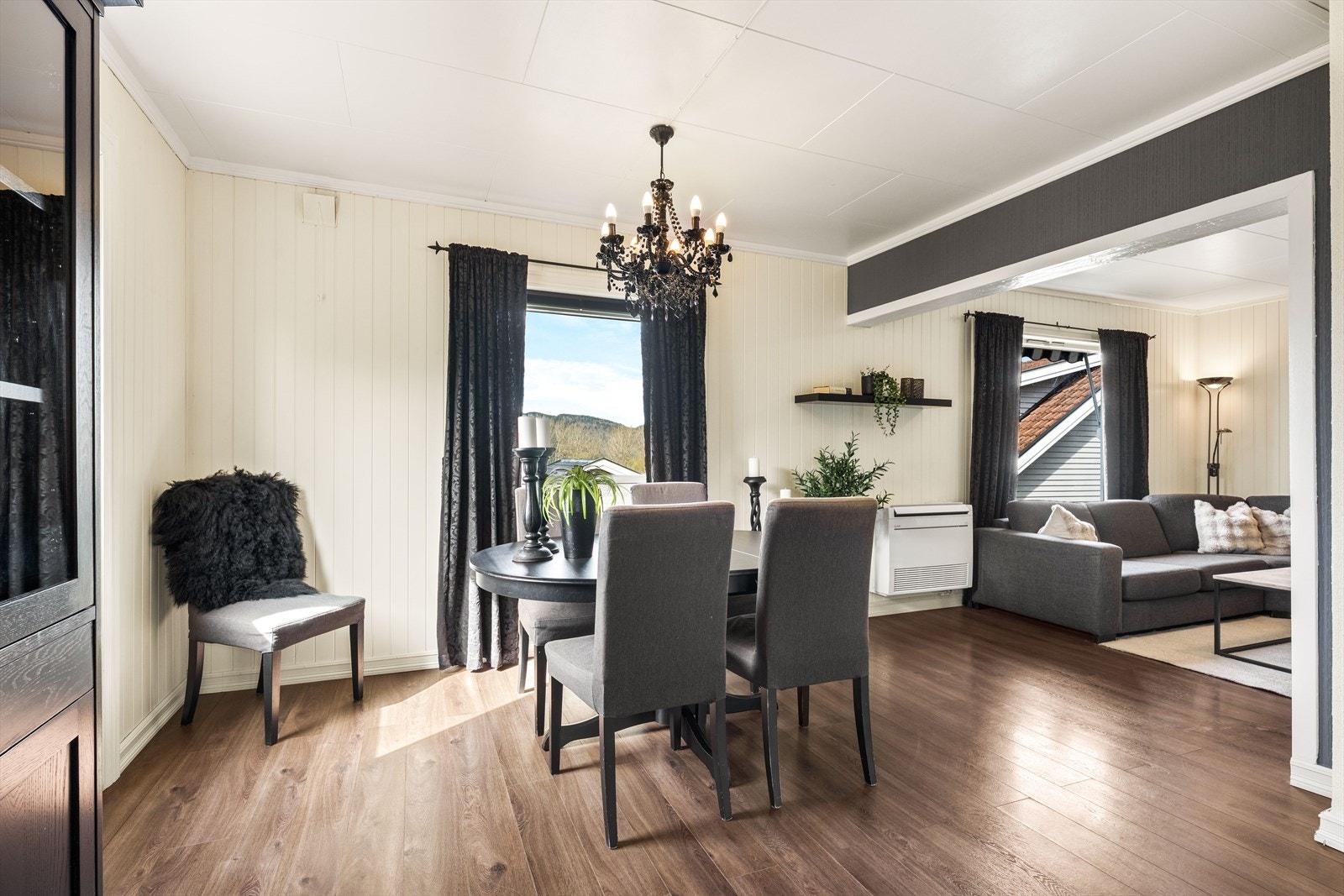 Spisestuen har plass til et langbord og er et naturlig samlingspunkt for måltider. Galleribilde