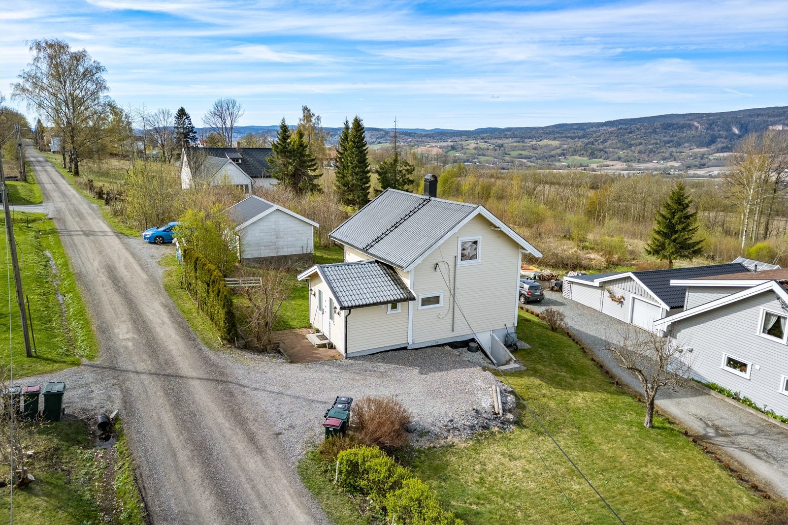 Tomten er opparbeidet med beplatning og plen. Galleribilde