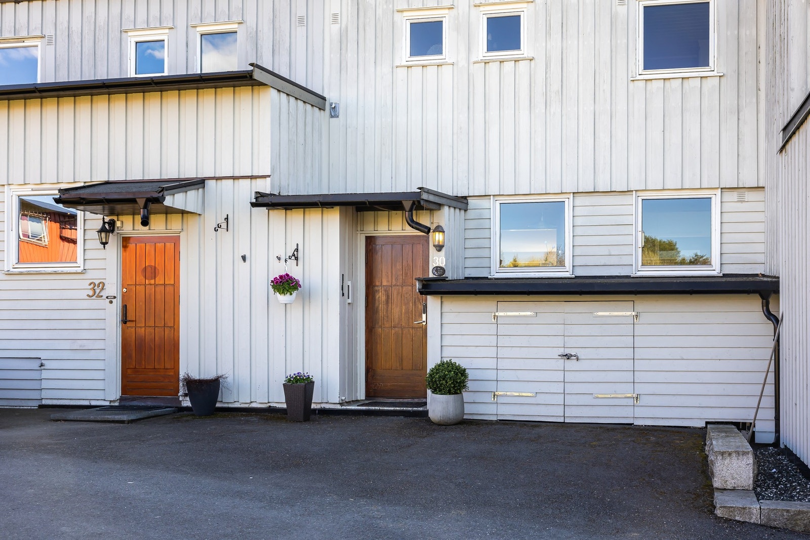 Hyggelig inngangsparti med tilhørende bod. Galleribilde