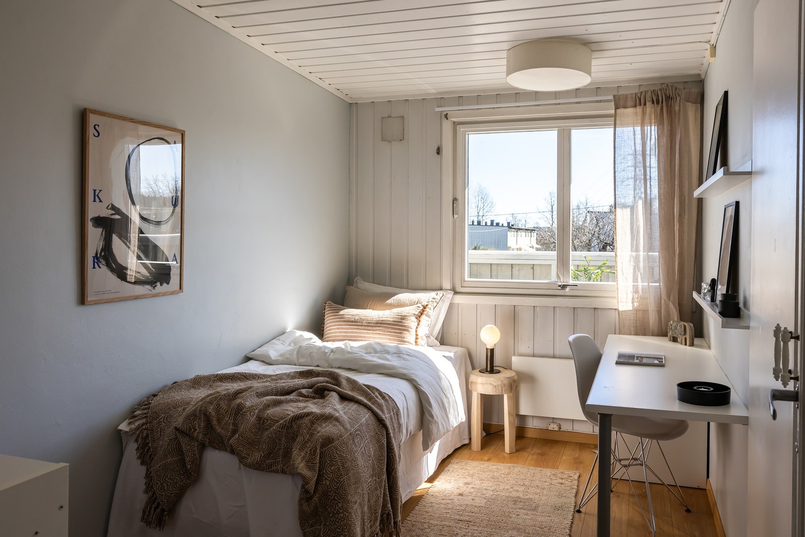 Soverom 1, på plantegning med garderobe i nisje til høyre Galleribilde
