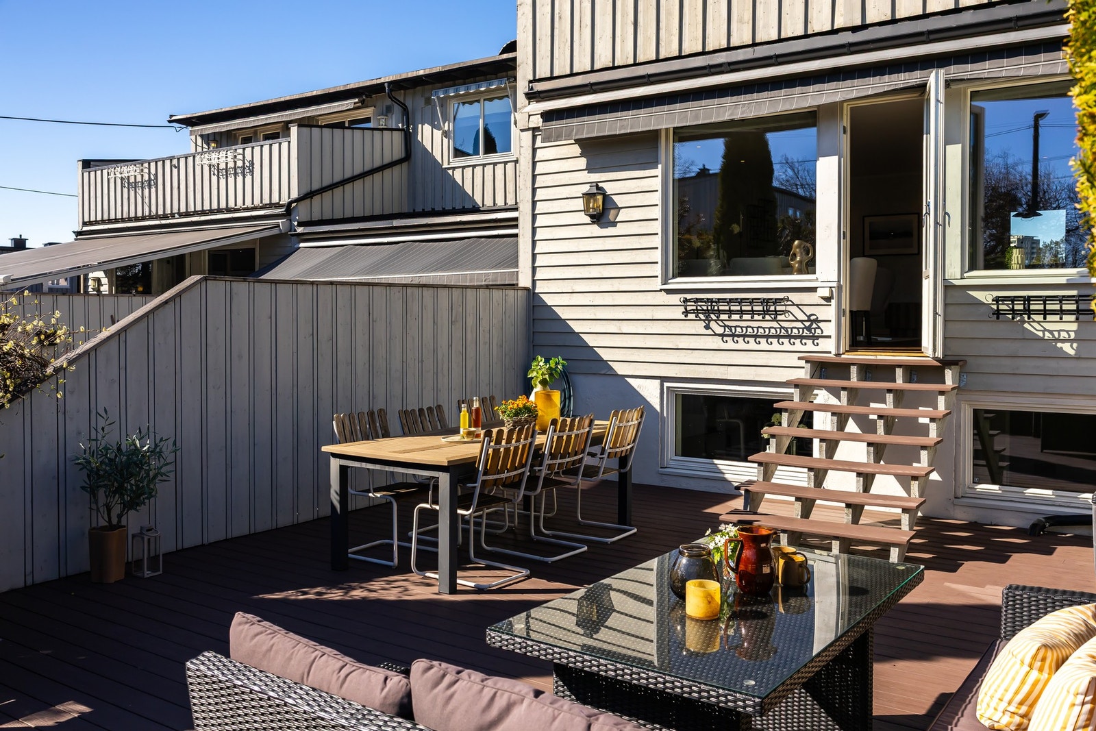 Solrik uteplass på ca. 37 m² fra stue Galleribilde