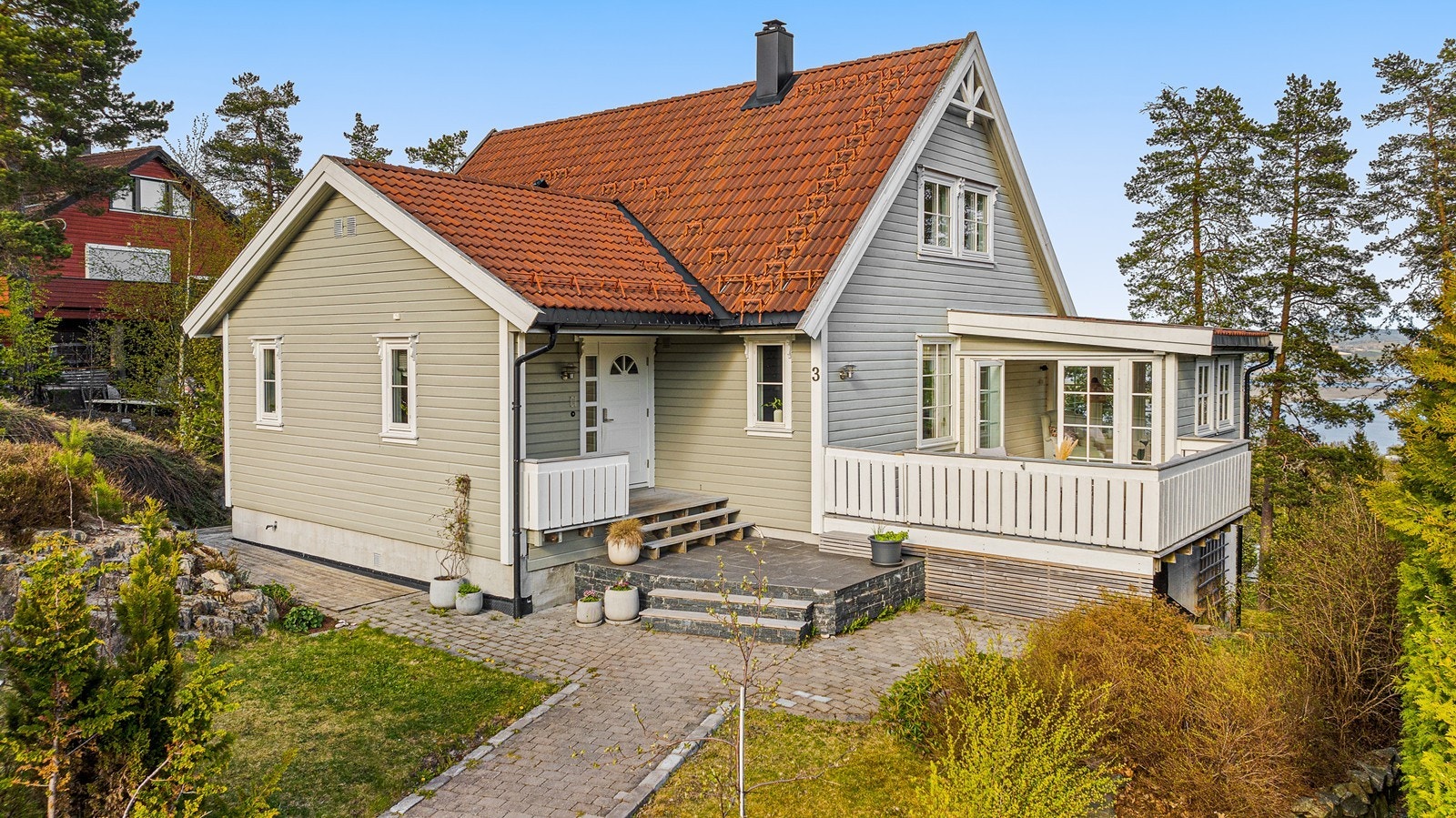 Enebolig fra 2005 med separat utleiedel, flere uteplasser og en lun utestue for lengre sommerkvelder. Galleribilde