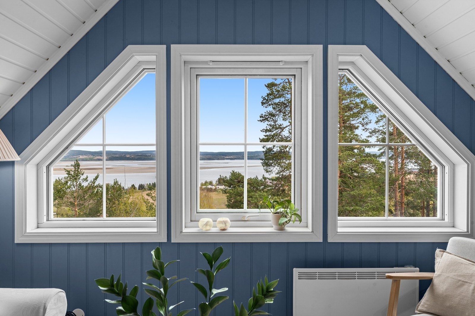 Vinduene i loftstuen rammer inn den flotte utsikten over nærområdet. Galleribilde