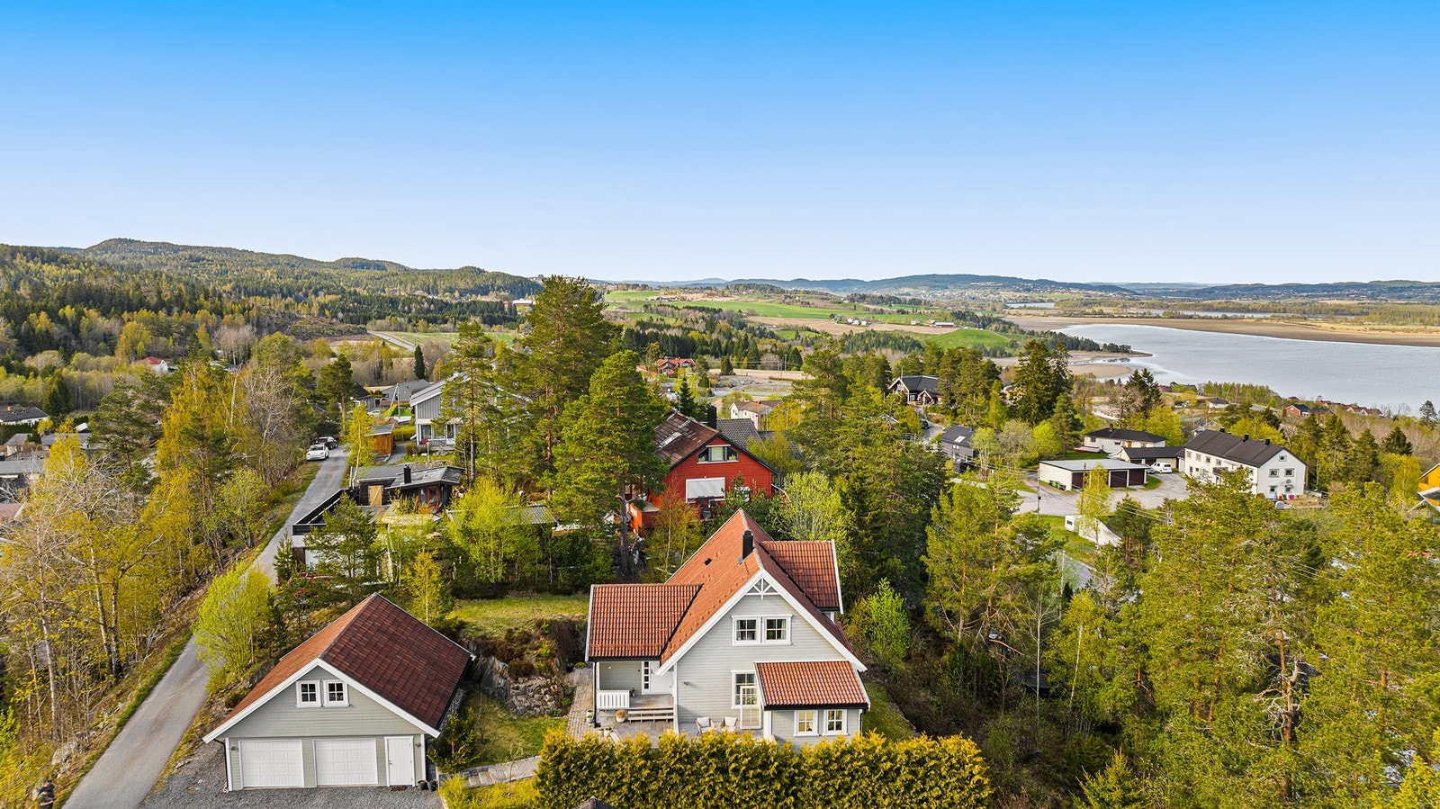 Boligen ligger i Fjellstadåsen, et barnevennlig område skjermet fra trafikk og støy. Galleribilde